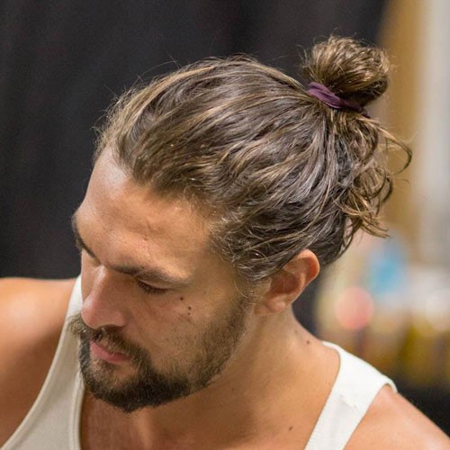 göndör férfi haj man bun